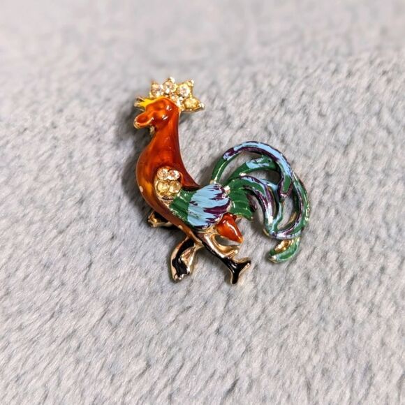 Vintage Enamel and Goldtone Rooster Brooche with Rhinestone Accents - Picture 3 of 9